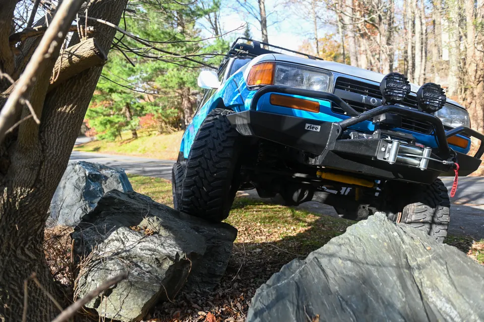 Land Cruiser cross axled on uneven rocks