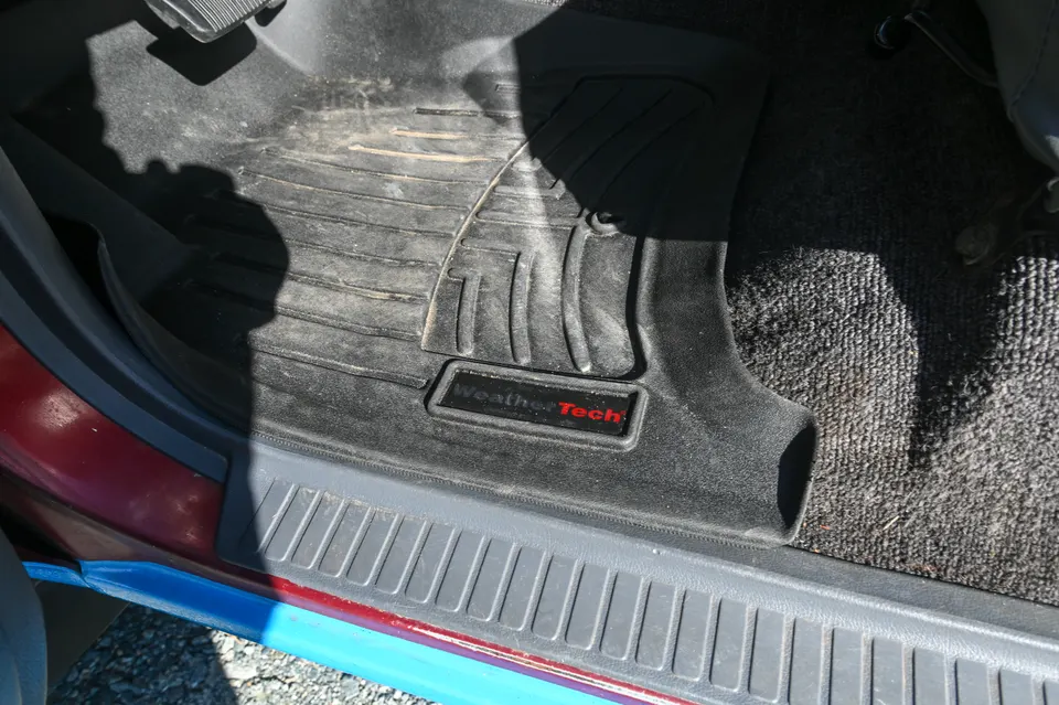 Front footwell carpet area